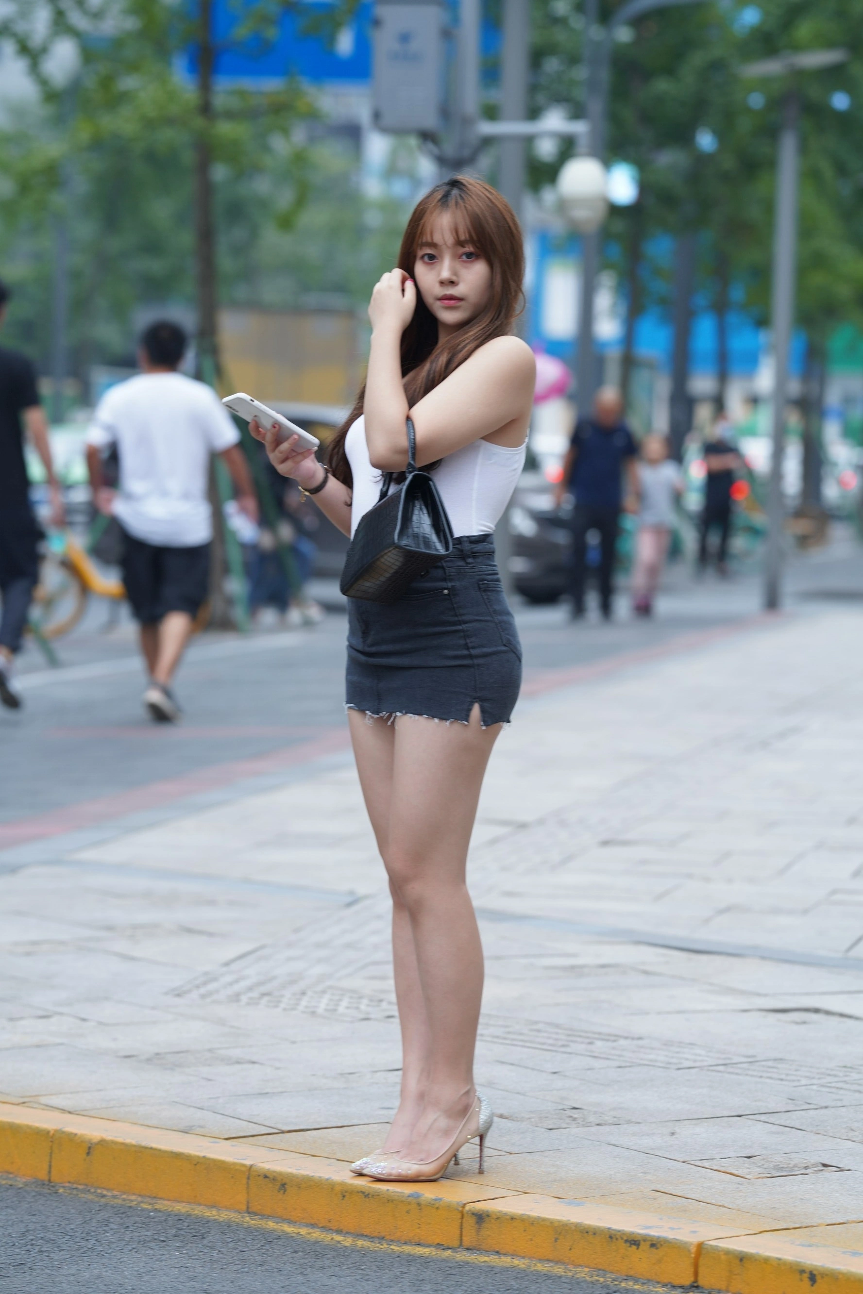 [魔镜街拍] 131 微胖的牛仔短裙美女 2